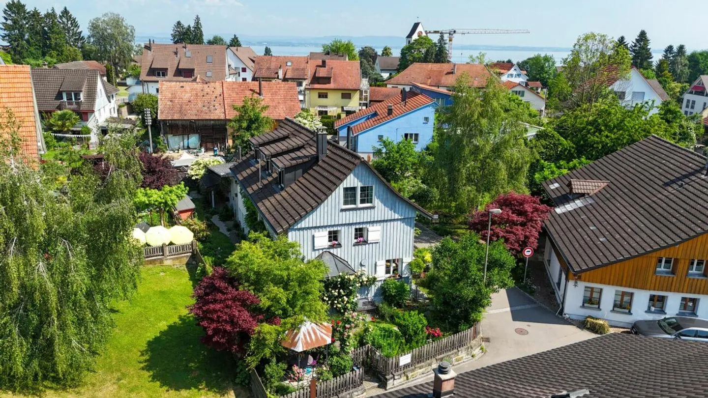 Casa bifamiliare con bellissimo giardino fiorito - Un oggetto per amatori! - Foto 22 di 22