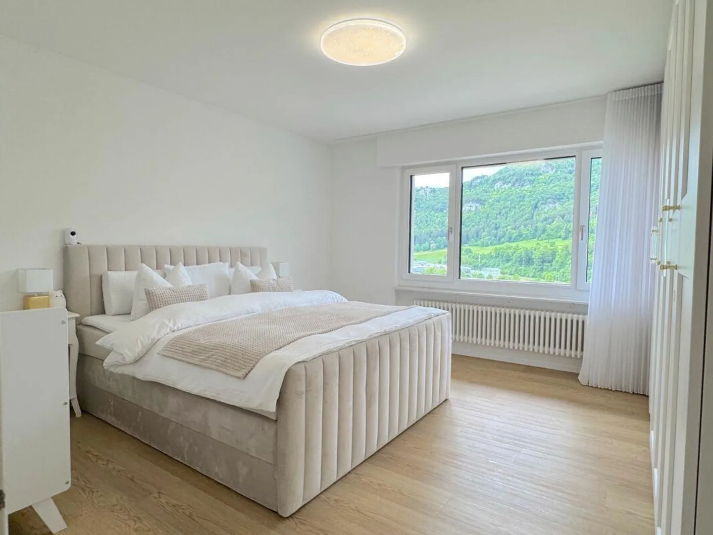 Completely renovated single-family home with fantastic views and optimal sunlight - Photo 4 of 18