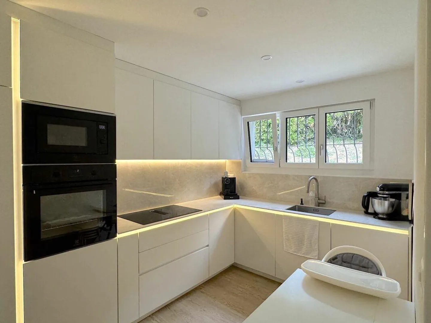 Completely renovated single-family home with fantastic views and optimal sunlight - Photo 5 of 18