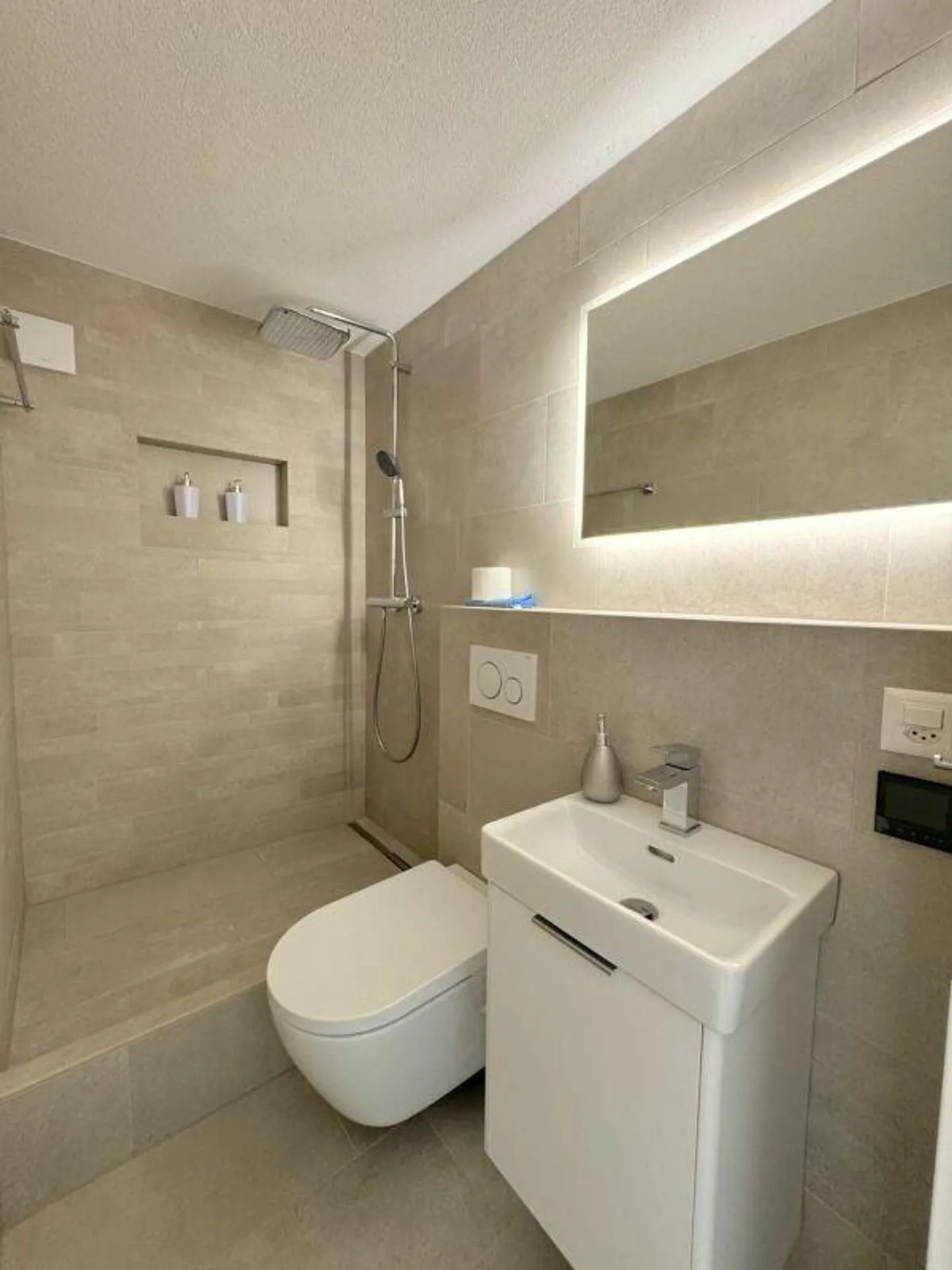 Completely renovated single-family home with fantastic views and optimal sunlight - Photo 10 of 18