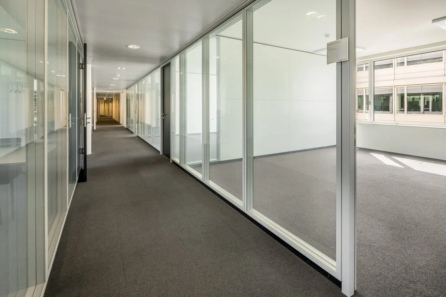 Espace de bureau agrandi d'environ 612 m² à Kloten, disponible immédiatement - Photo 6 sur 7