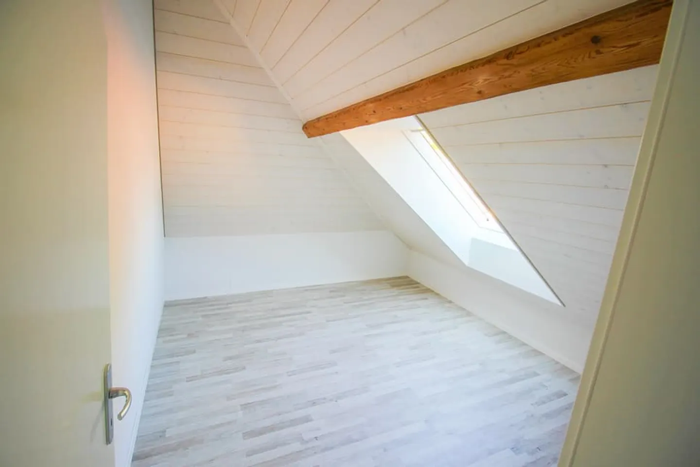 Duplex PPE di 2,5 locali completamente ristrutturato nel centro di Fleurier - Foto 6 di 13