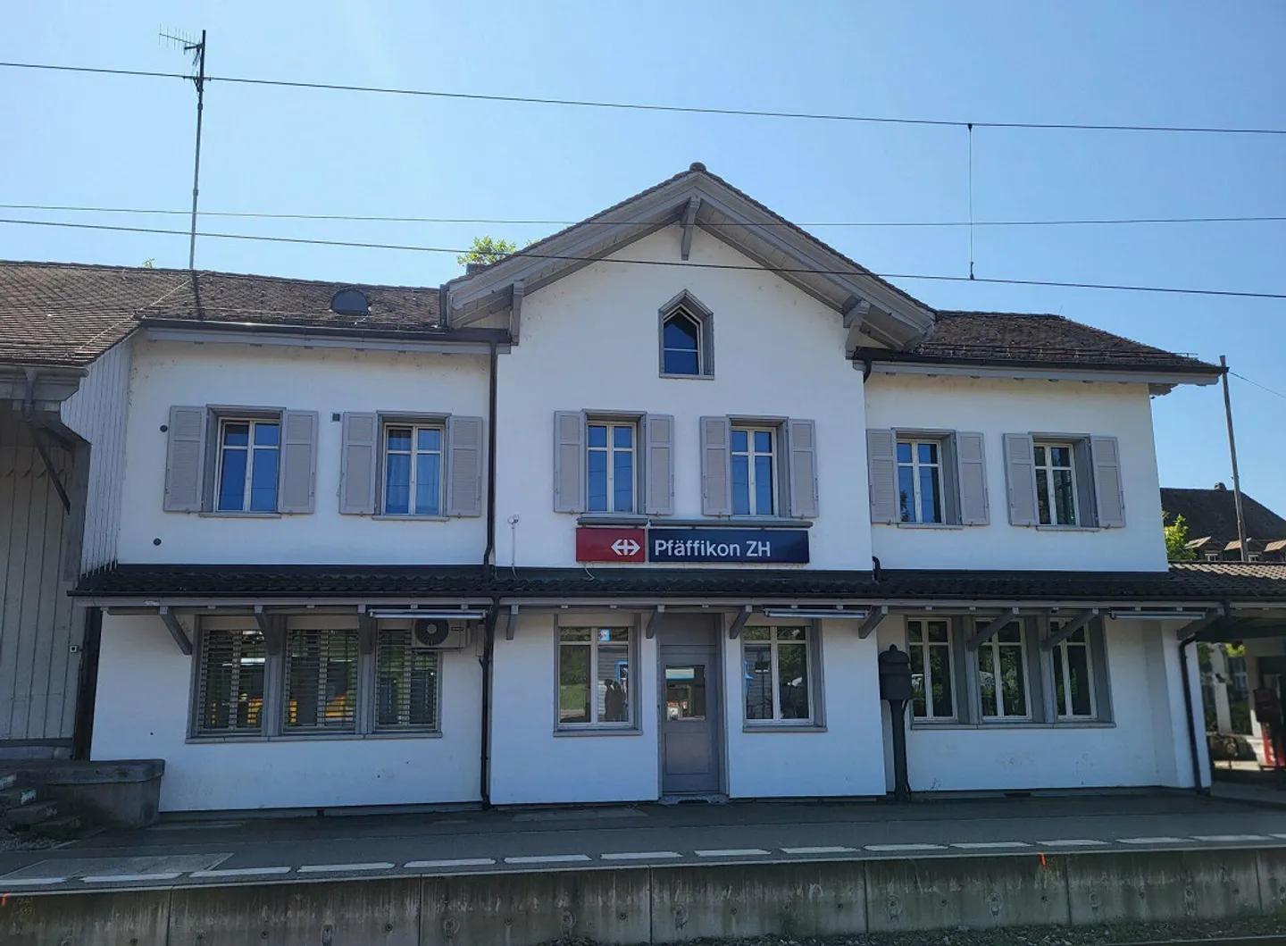 Space for New Ideas: Commercial Space at Pfäffikon ZH Station - Photo 1 of 2