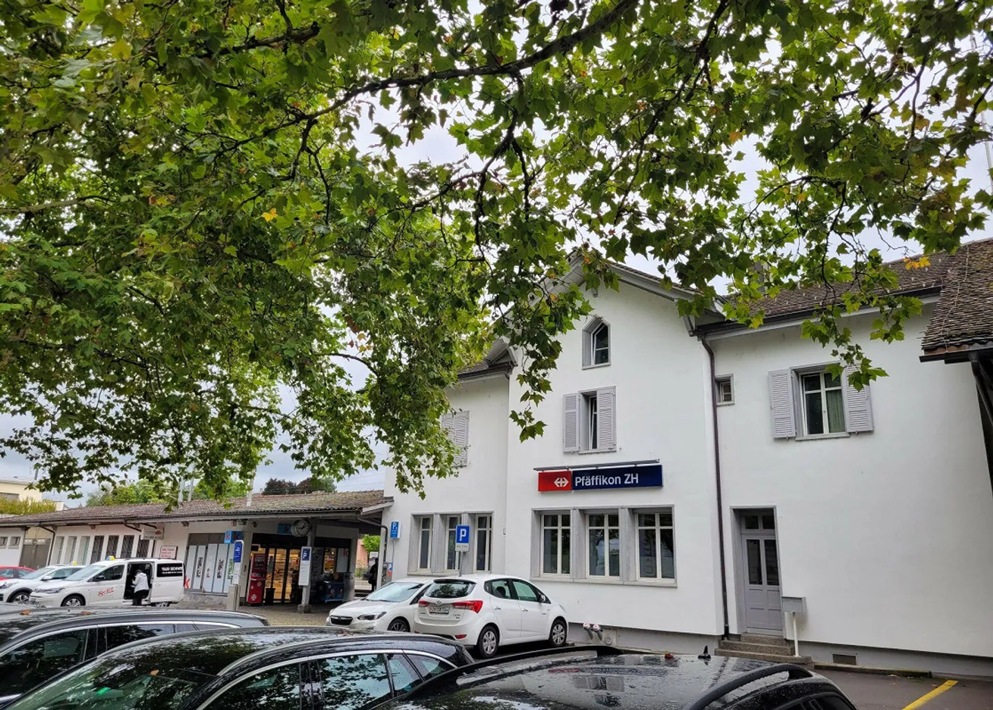 Space for New Ideas: Commercial Space at Pfäffikon ZH Station - Photo 2 of 2