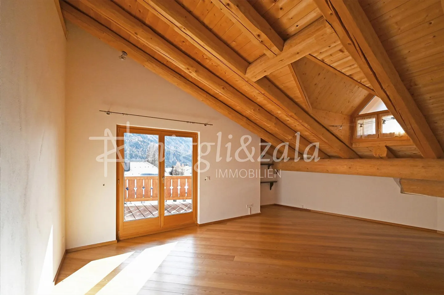 Sonnige Dachwohnung mit alpinem Flair und traumhafter Aussicht - Foto 3 von 8