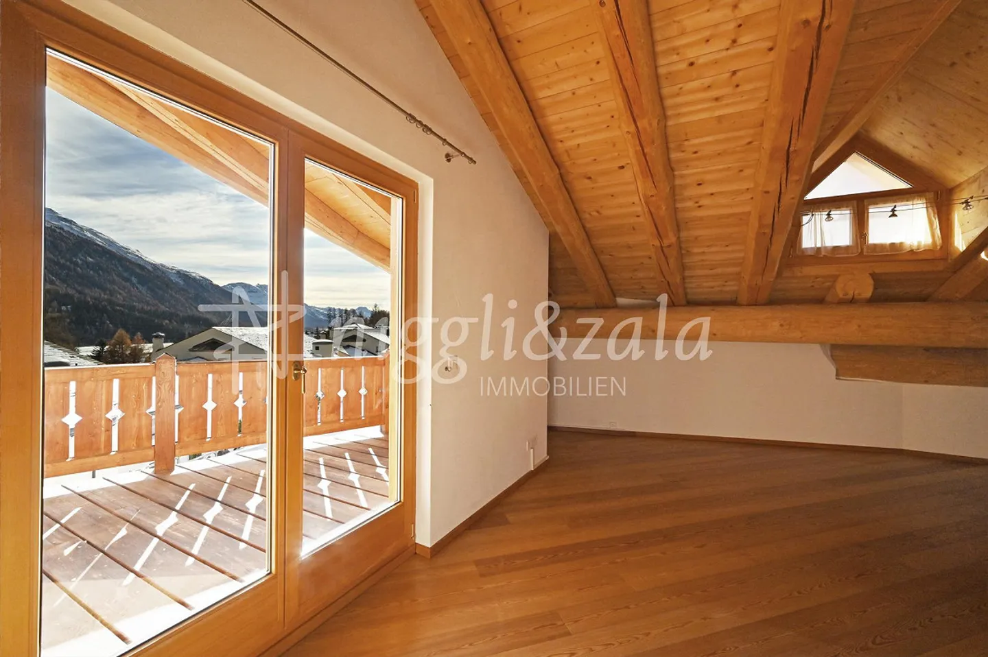 Sonnige Dachwohnung mit alpinem Flair und traumhafter Aussicht - Foto 4 von 8