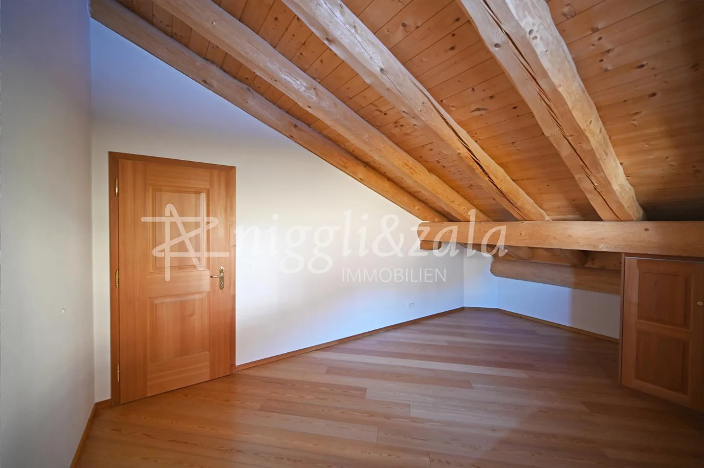 Sonnige Dachwohnung mit alpinem Flair und traumhafter Aussicht - Foto 7 von 8