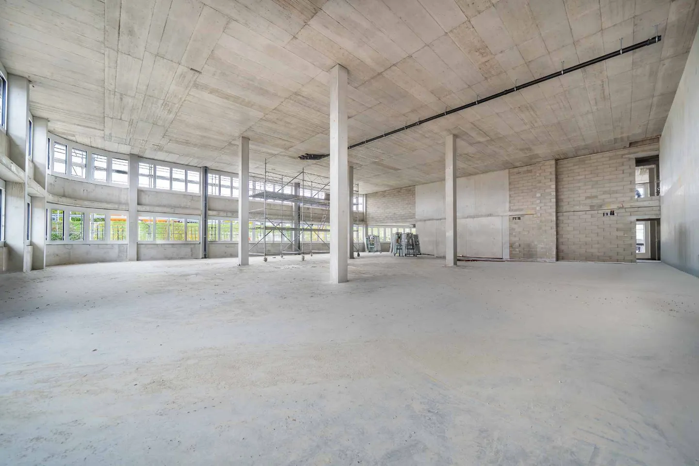 Mixed-use building for rent - Photo 3 of 12