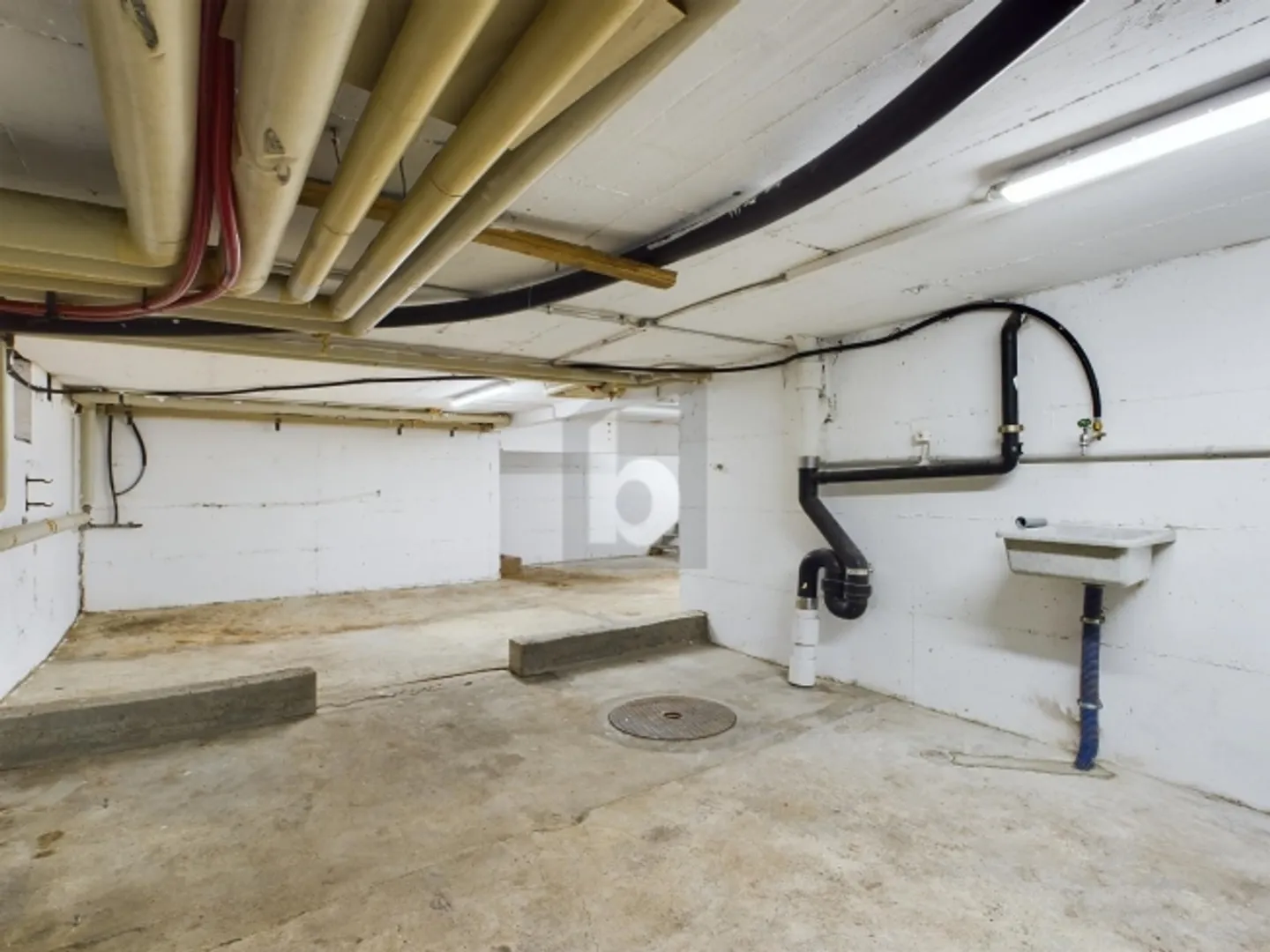 PRICE HIT IN CENTRAL LOCATION - Photo 2 of 6