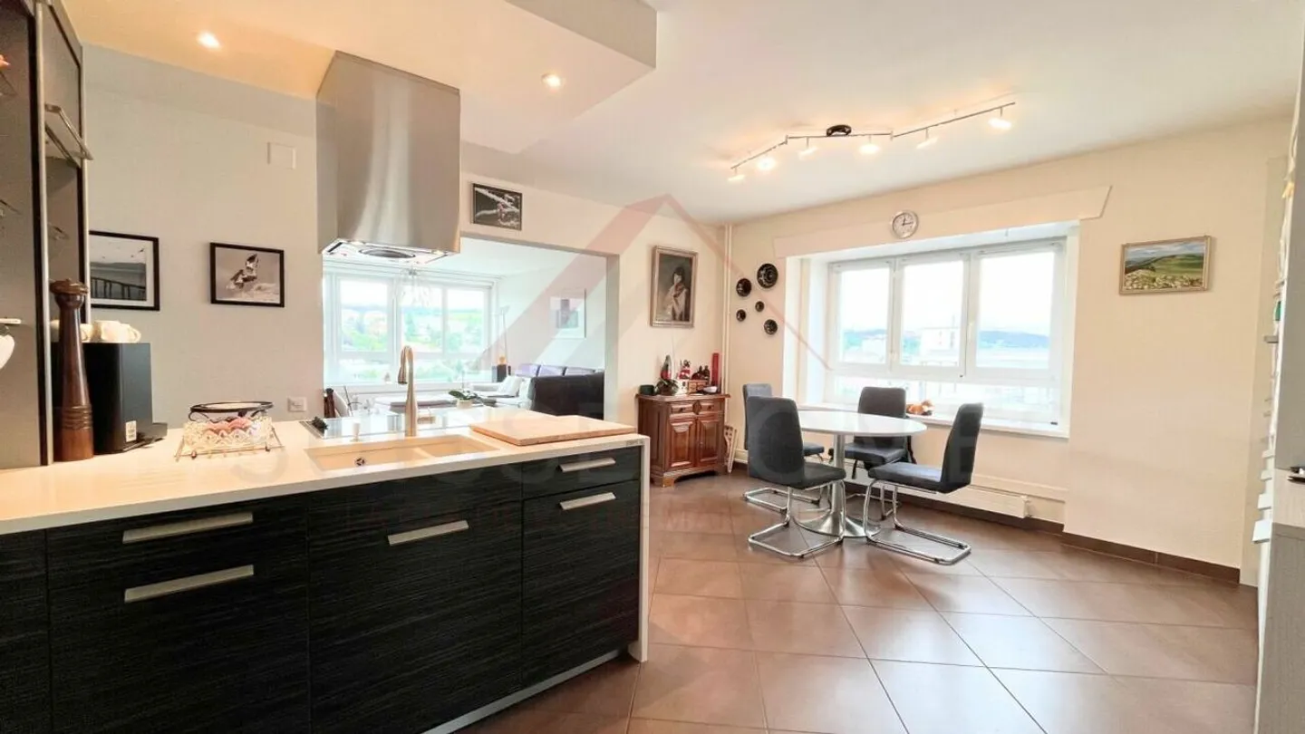 Raro a Delémont: luminoso appartamento di 3,5 locali con 85 m², terrazza e vista panoramica - Foto 1 di 15