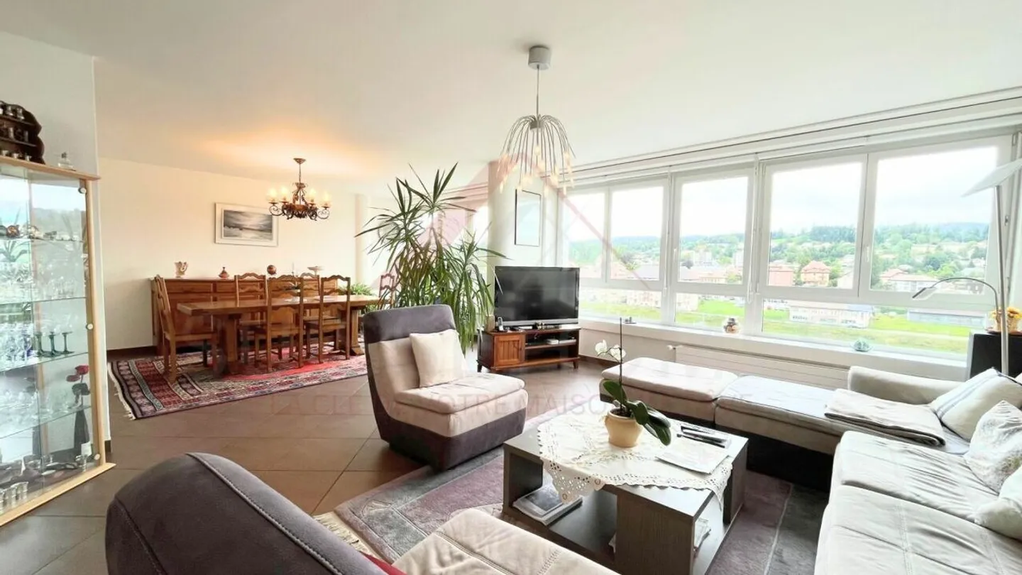 Raro a Delémont: luminoso appartamento di 3,5 locali con 85 m², terrazza e vista panoramica - Foto 2 di 15