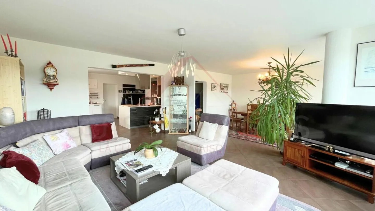Raro a Delémont: luminoso appartamento di 3,5 locali con 85 m², terrazza e vista panoramica - Foto 3 di 15