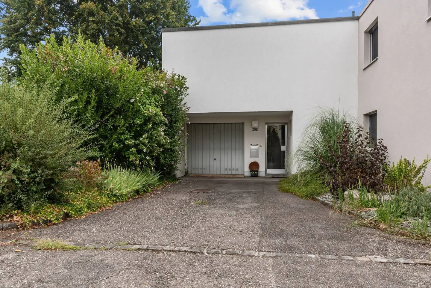 5.5-Zimmer-Reihenhaus mit schönem Umschwung in Münchenstein! - Photo 1 of 12