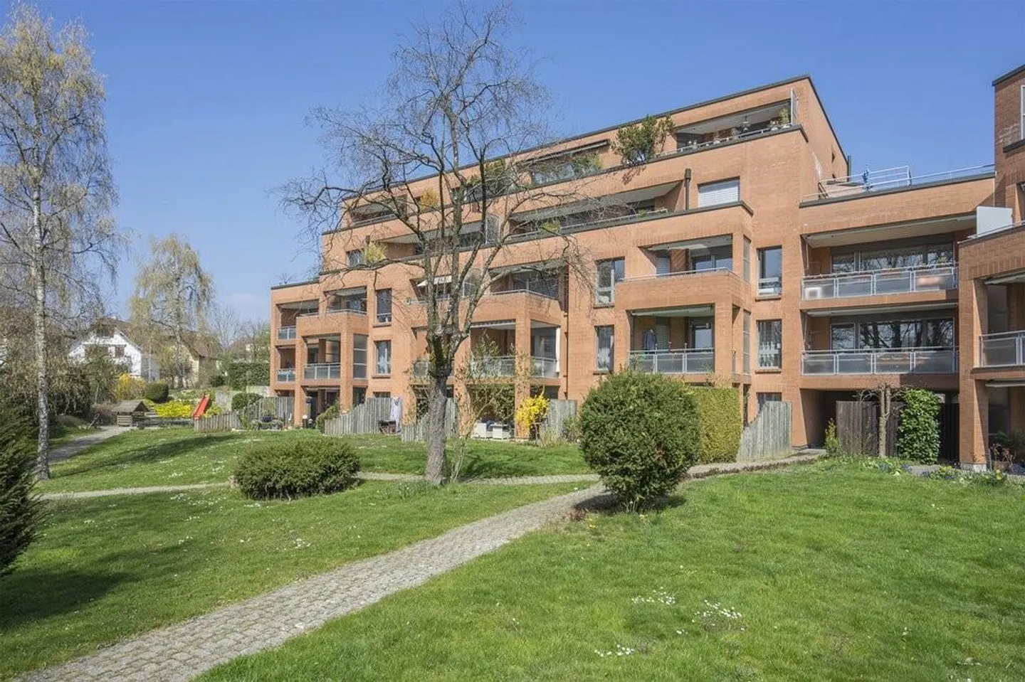 Large 1.5-room apartment with spacious terrace in well-maintained development - Photo 1 of 12