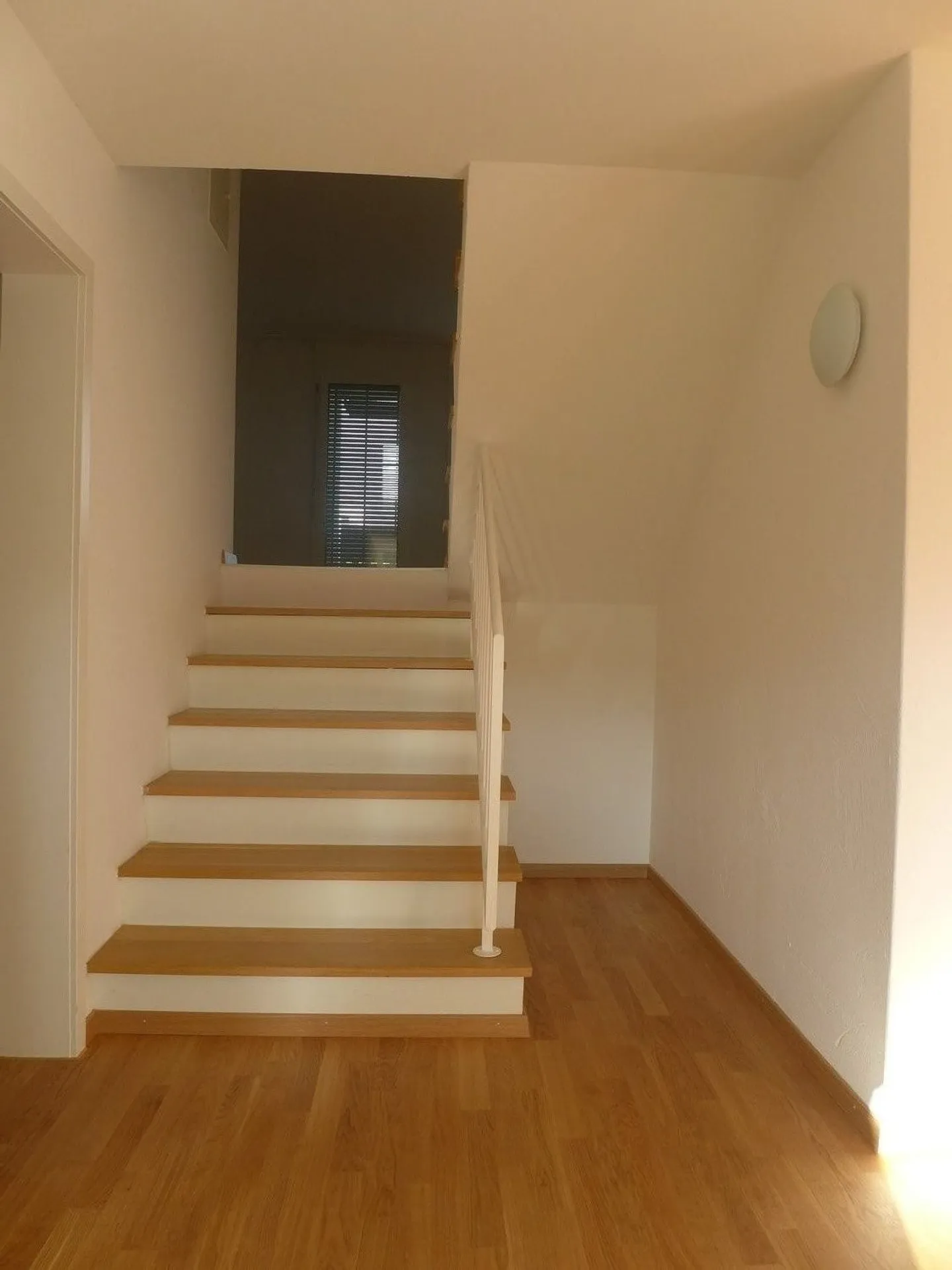 schöne, grosszügige 3.5 Zimmerwohnung mit Balkon an ruhiger Lage - Foto 3 von 7