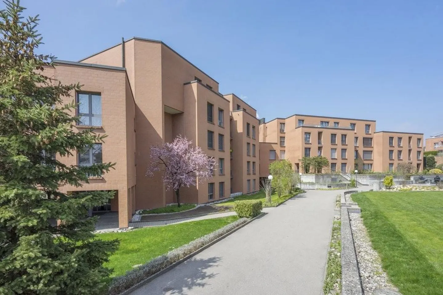 Large 1.5-room apartment with spacious terrace in well-maintained development - Photo 2 of 12