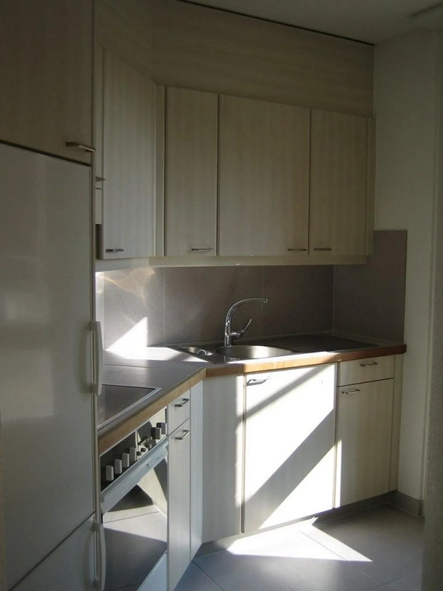 Large 1.5-room apartment with spacious terrace in well-maintained development - Photo 3 of 12