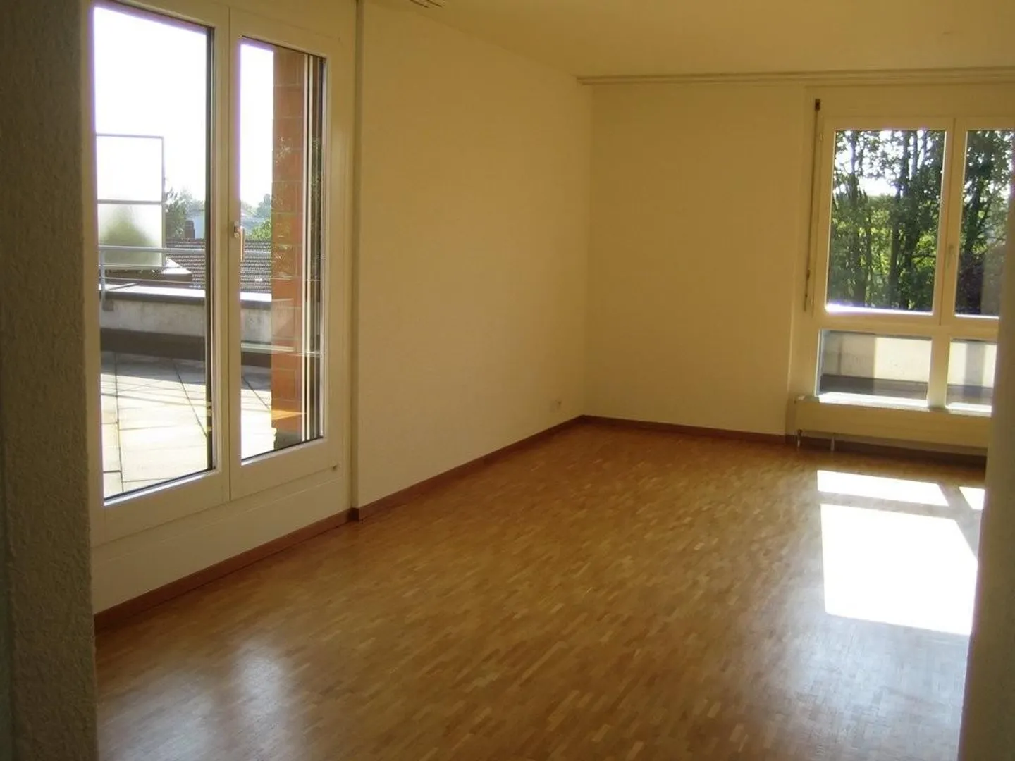 Large 1.5-room apartment with spacious terrace in well-maintained development - Photo 4 of 12