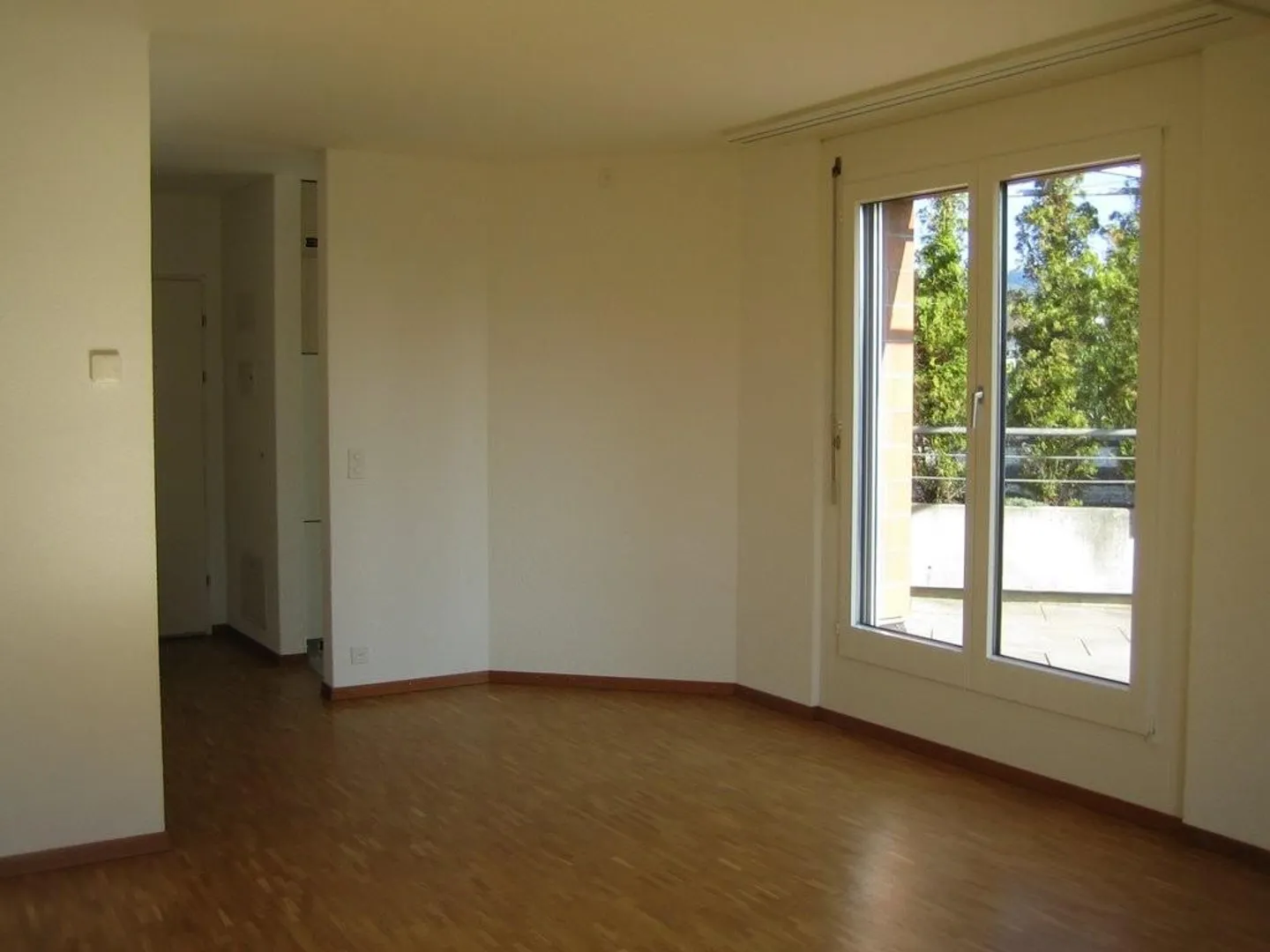 Large 1.5-room apartment with spacious terrace in well-maintained development - Photo 5 of 12