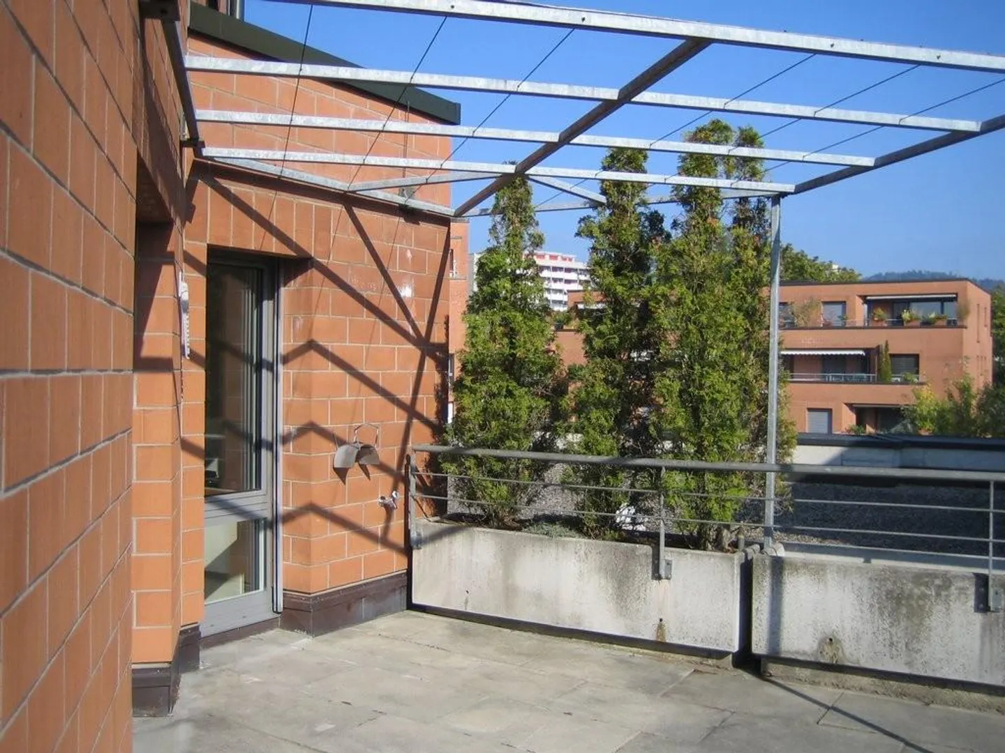 Large 1.5-room apartment with spacious terrace in well-maintained development - Photo 6 of 12