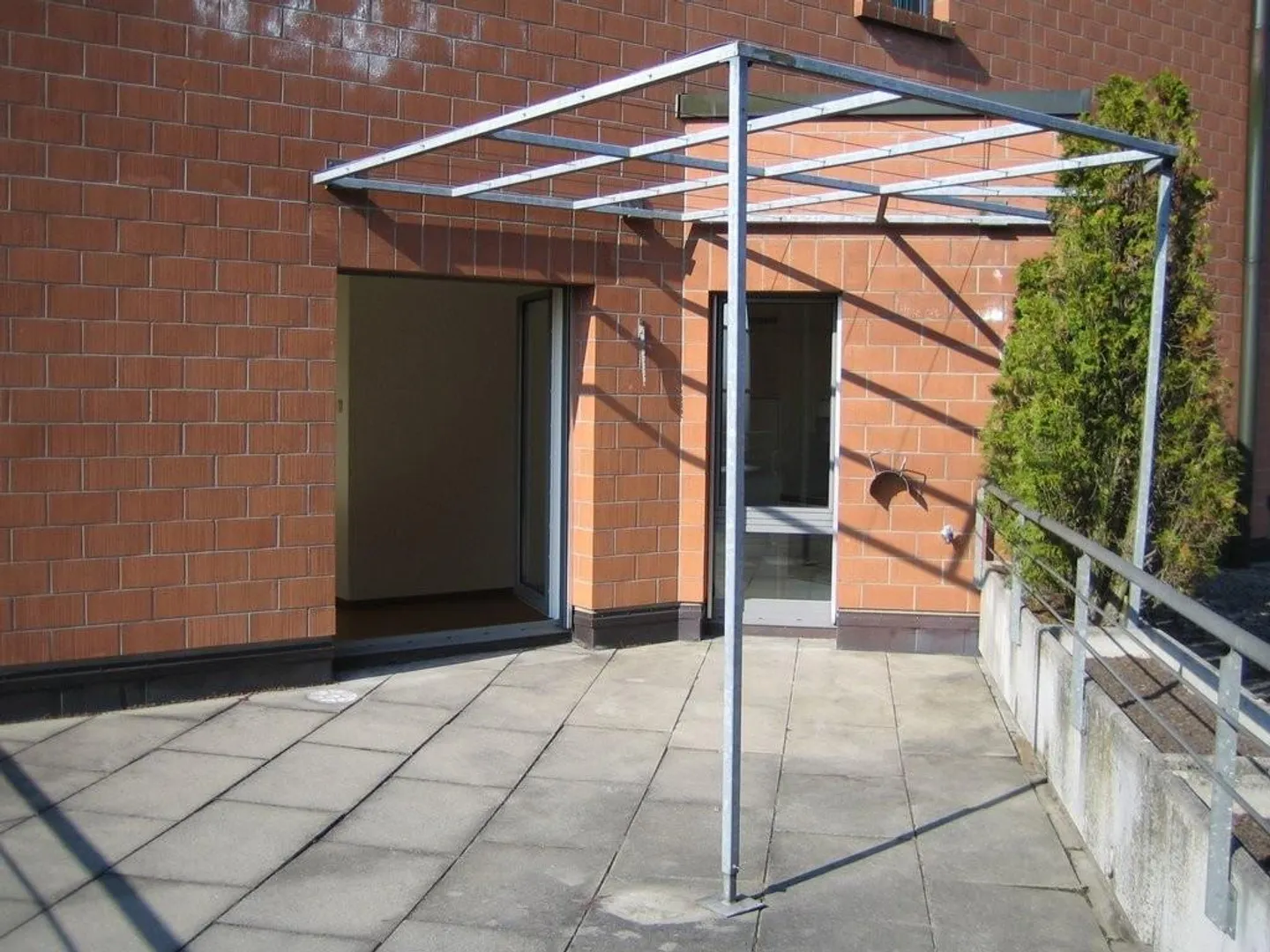 Large 1.5-room apartment with spacious terrace in well-maintained development - Photo 7 of 12
