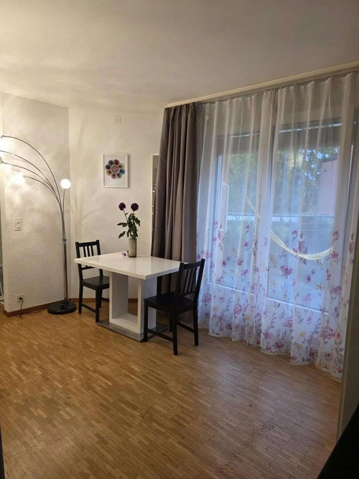 Large 1.5-room apartment with spacious terrace in well-maintained development - Photo 8 of 12
