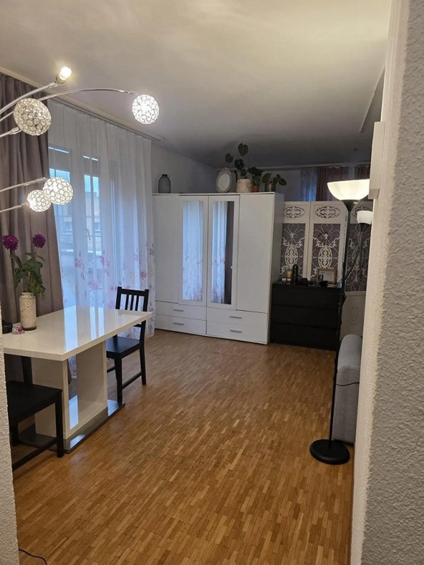 Large 1.5-room apartment with spacious terrace in well-maintained development - Photo 10 of 12