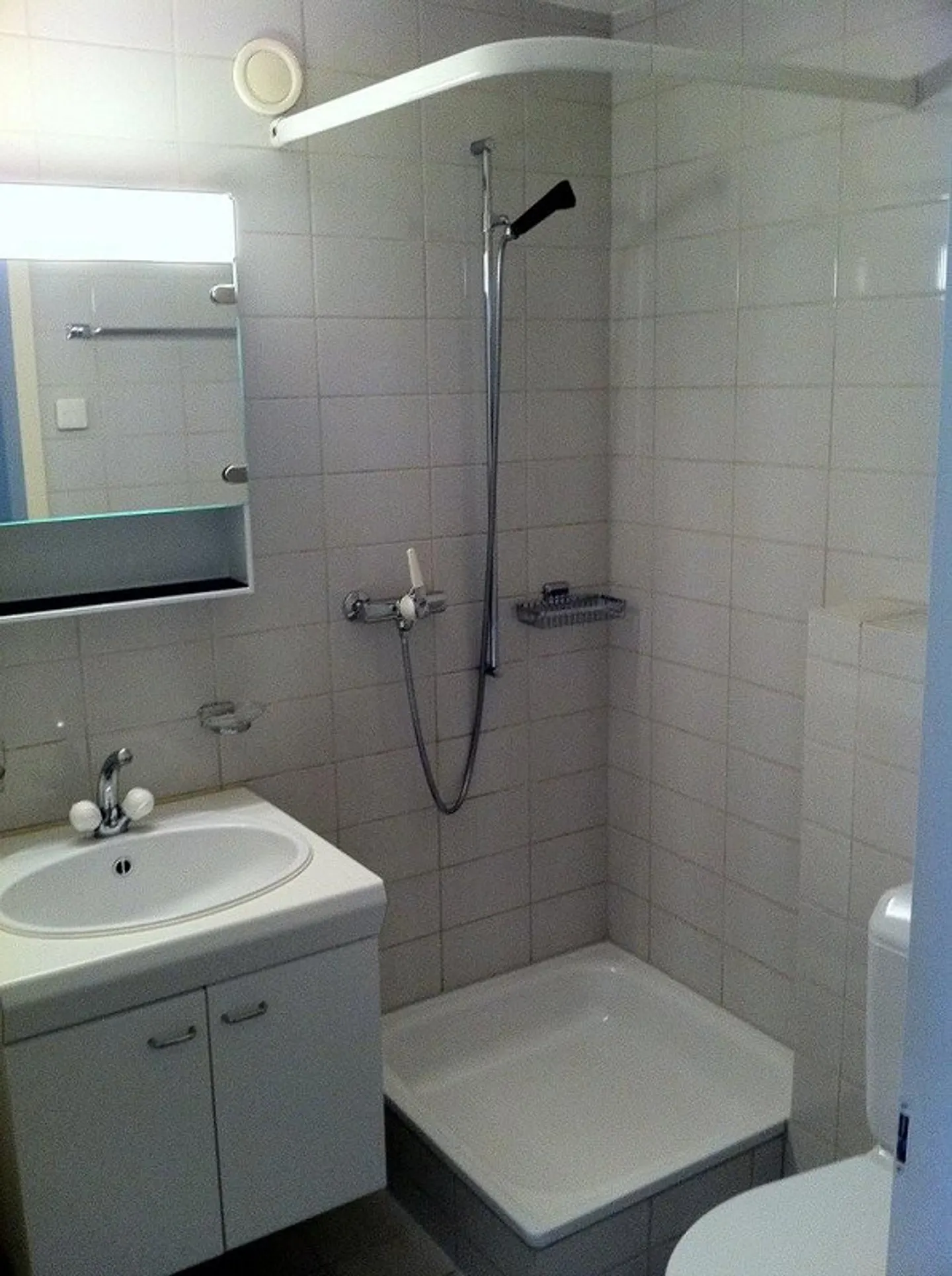 Large 1.5-room apartment with spacious terrace in well-maintained development - Photo 12 of 12