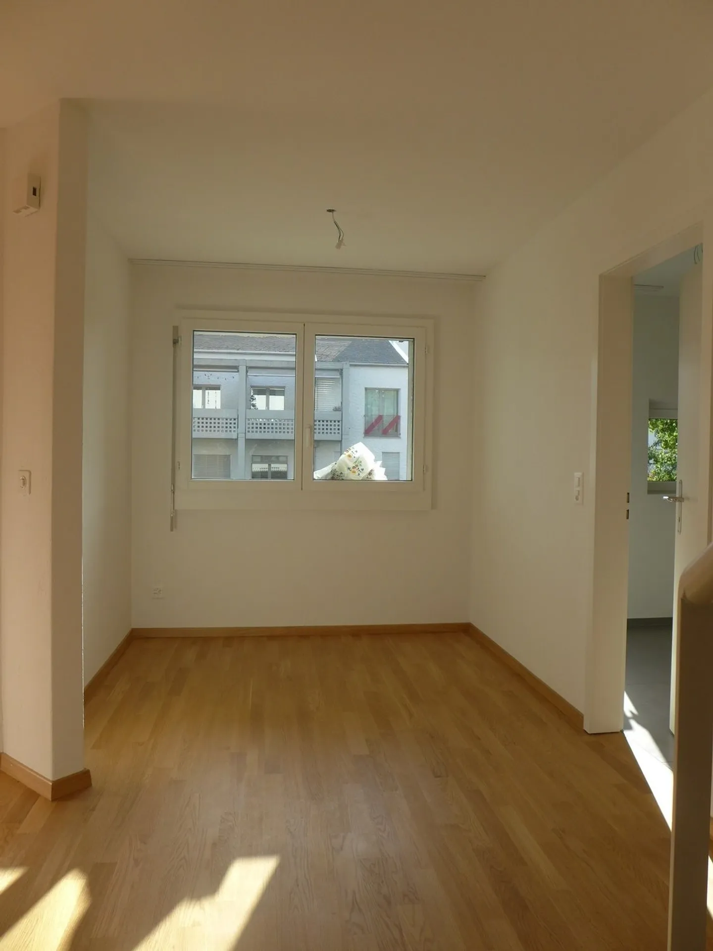 schöne, grosszügige 3.5 Zimmerwohnung mit Balkon an ruhiger Lage - Foto 5 von 7