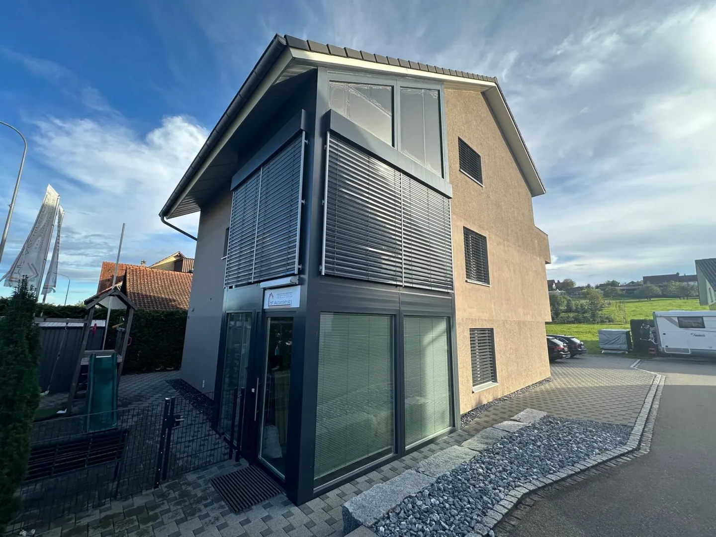 Moderna casa unifamiliare di 6,5 stanze con appartamento di 2,5 stanze (ufficio/commerciale) - Foto 1 di 14