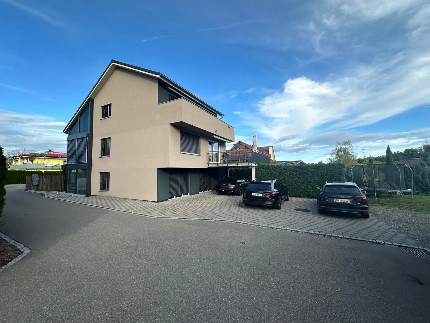 Moderna casa unifamiliare di 6,5 stanze con appartamento di 2,5 stanze (ufficio/commerciale) - Foto 2 di 14