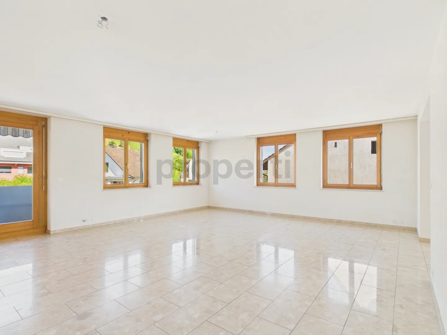 Appartamento elegante di 4,5 stanze recentemente ristrutturato con parcheggio privato, Bubendorf - Foto 1 di 12