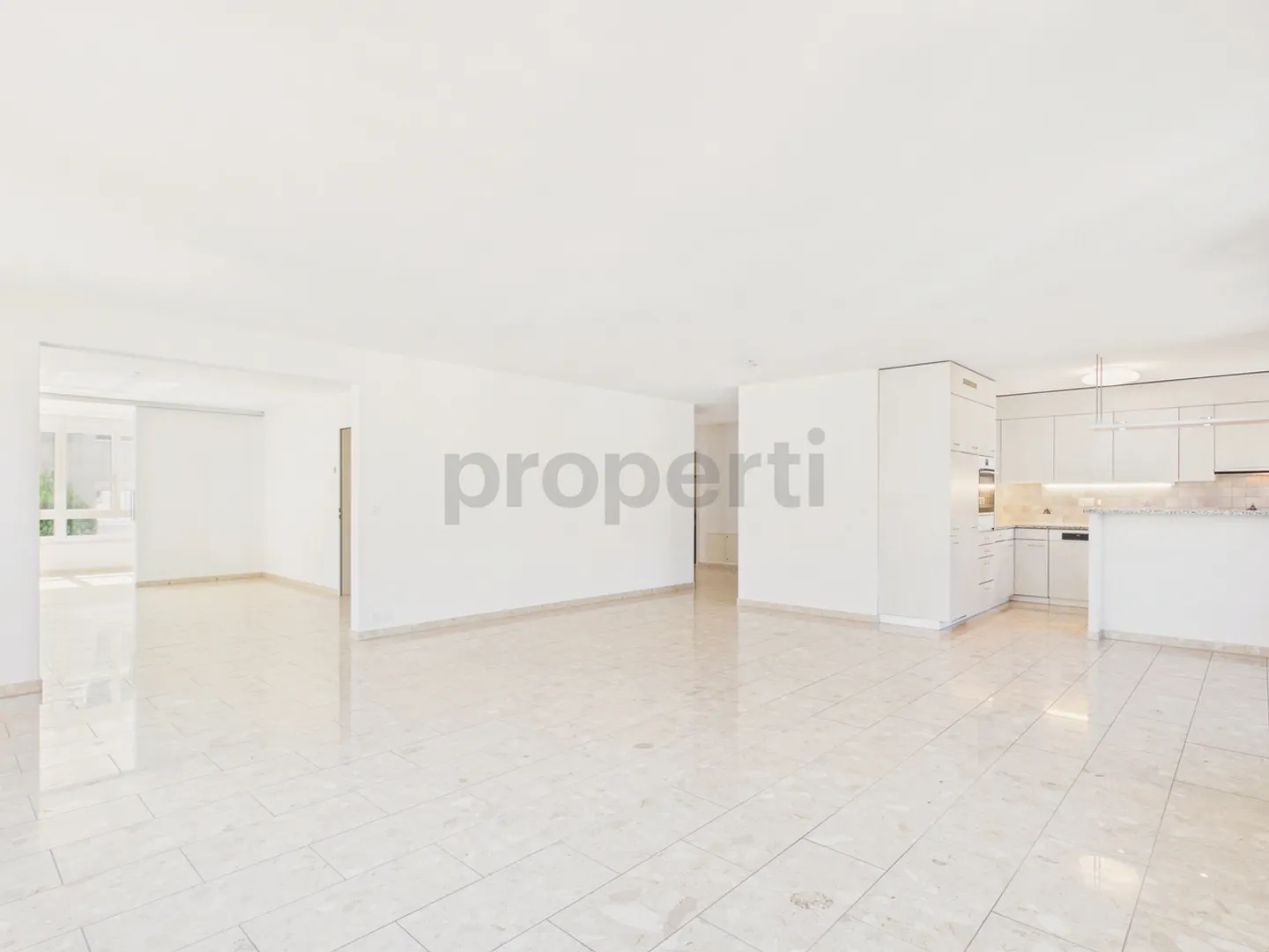 Appartamento elegante di 4,5 stanze recentemente ristrutturato con parcheggio privato, Bubendorf - Foto 2 di 12