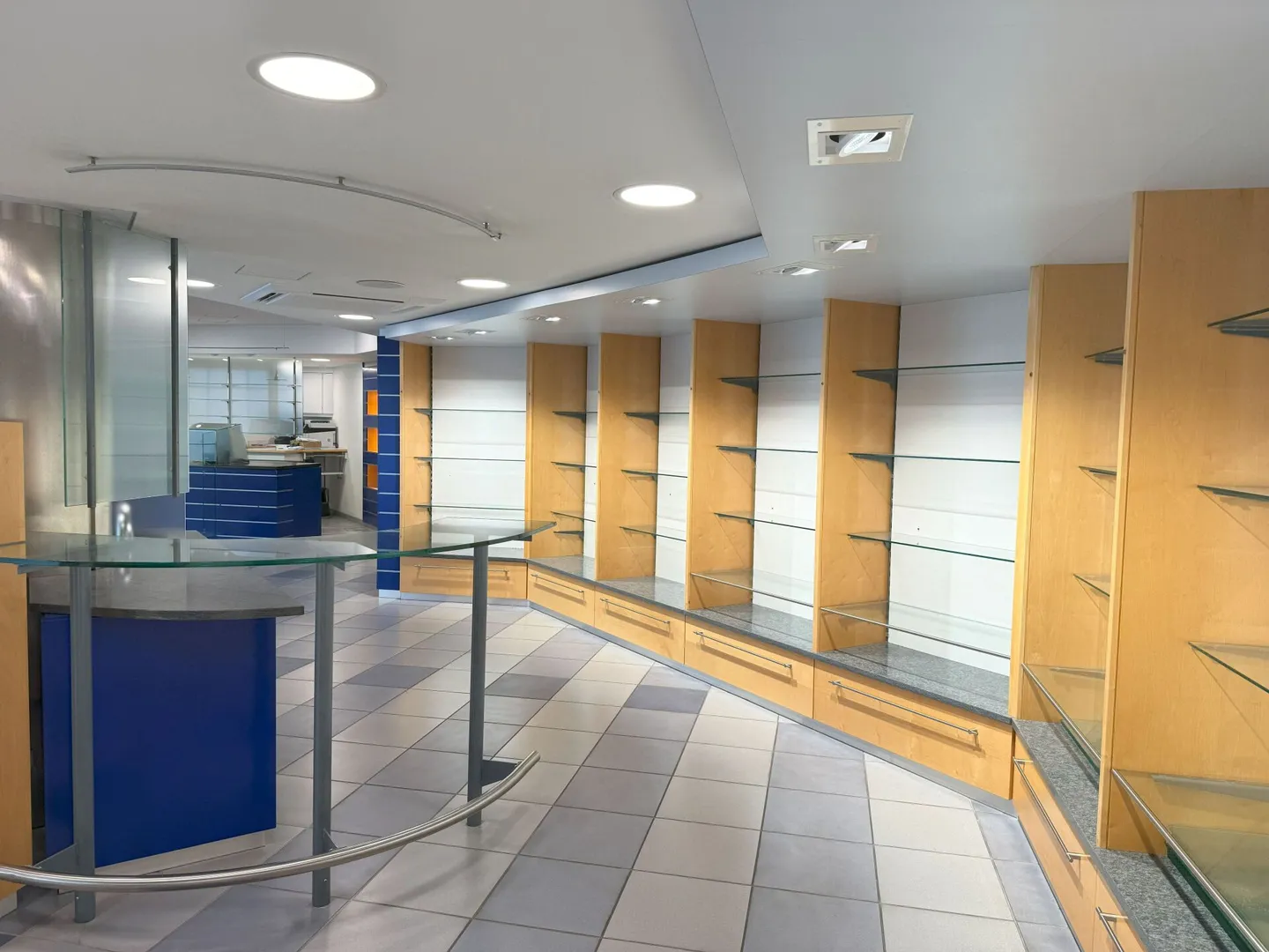 Immeuble résidentiel et commercial en emplacement central - Photo 4 sur 30