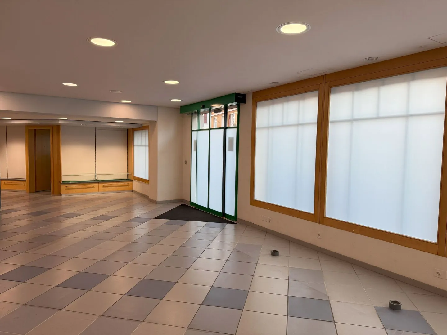 Immeuble résidentiel et commercial en emplacement central - Photo 5 sur 30