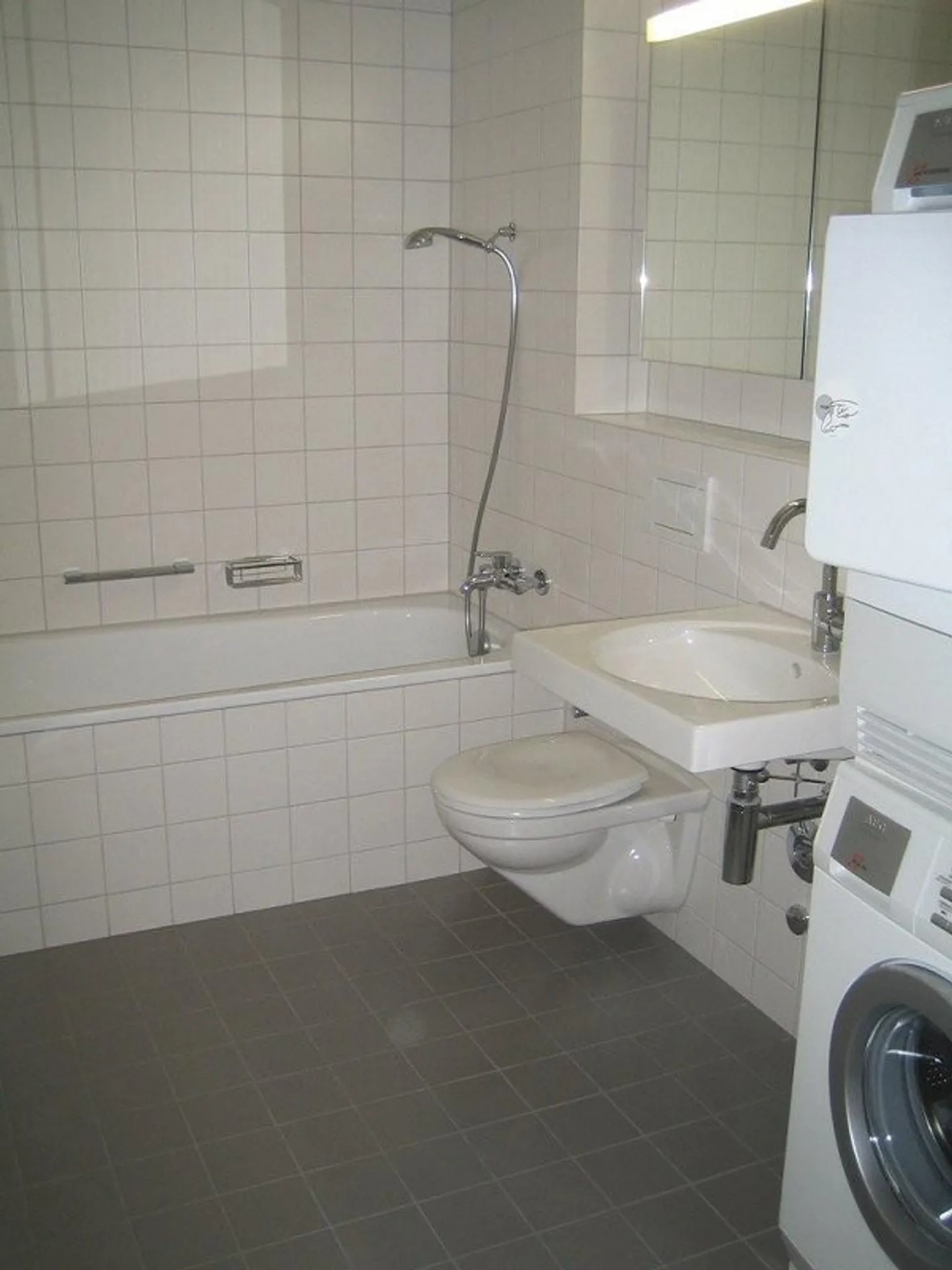 RENT WITHOUT DEPOSIT - Urban Living in the Trendy Sulzer Area - Photo 4 of 4