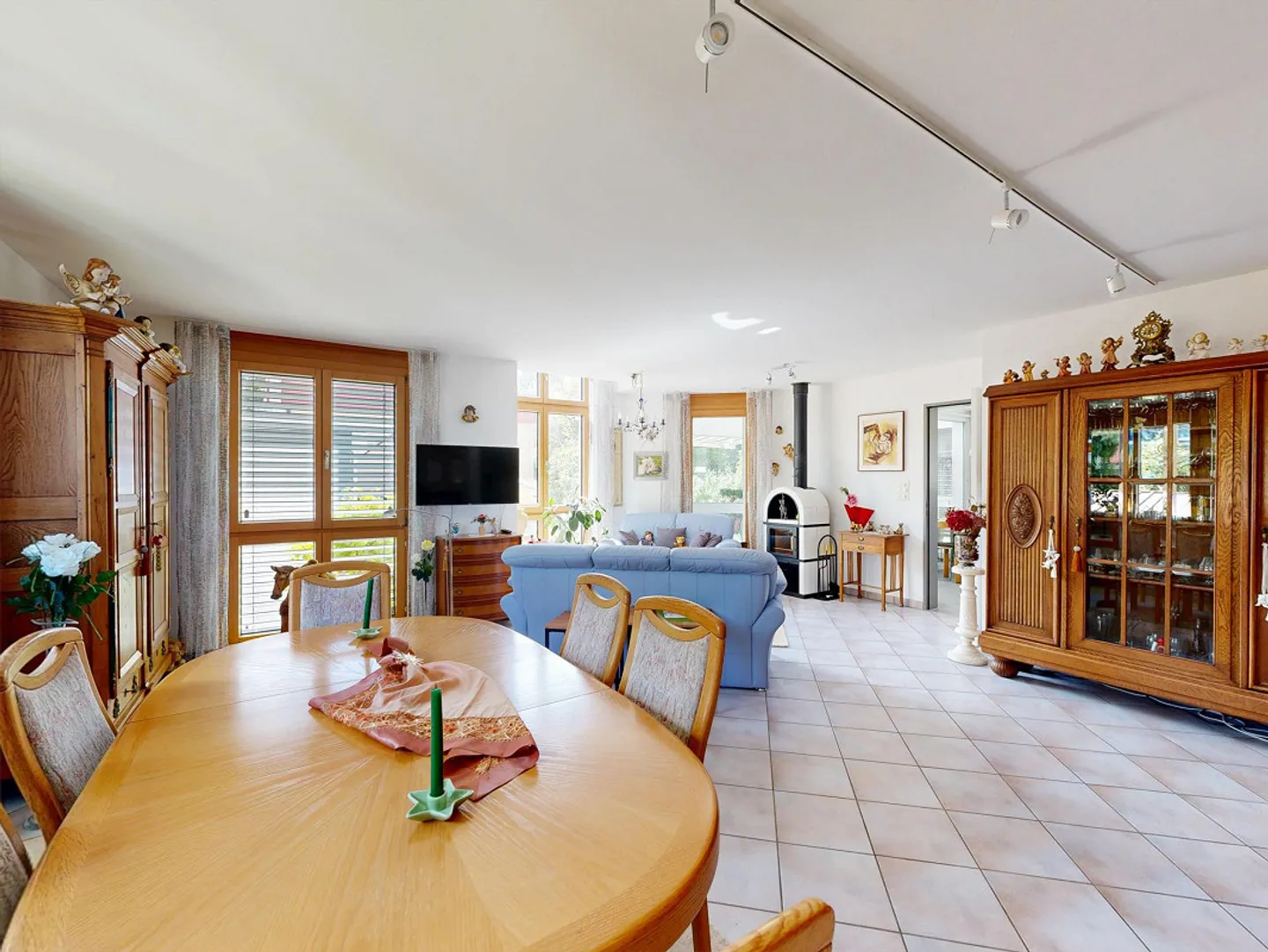 Two-family house with versatile usage options - Photo 6 of 30