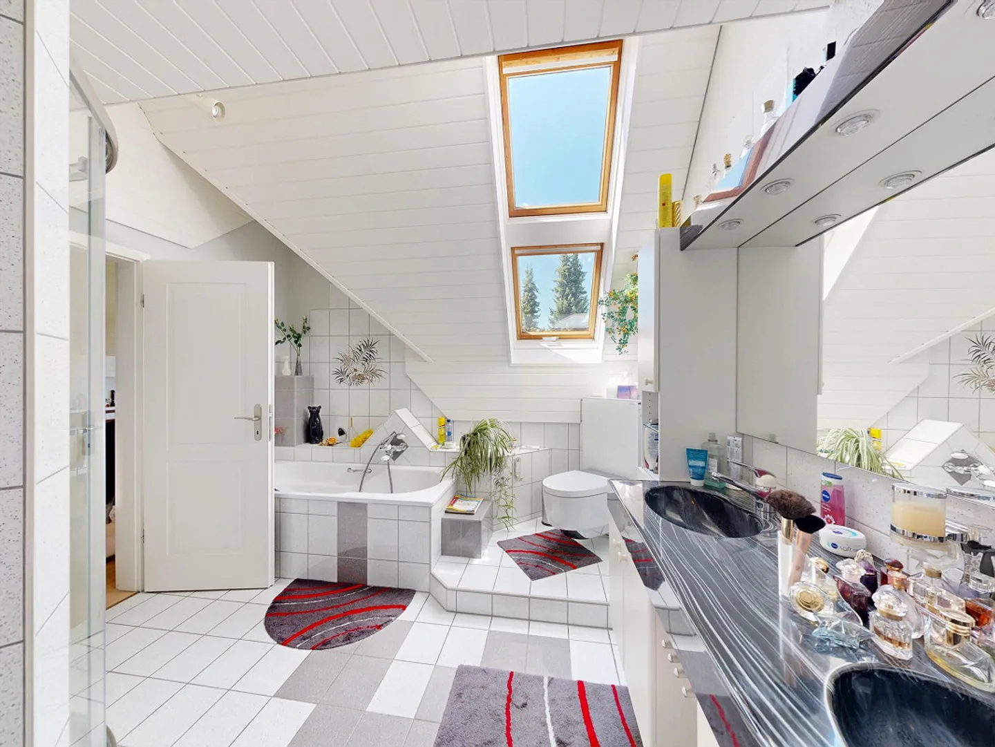 Two-family house with versatile usage options - Photo 13 of 30