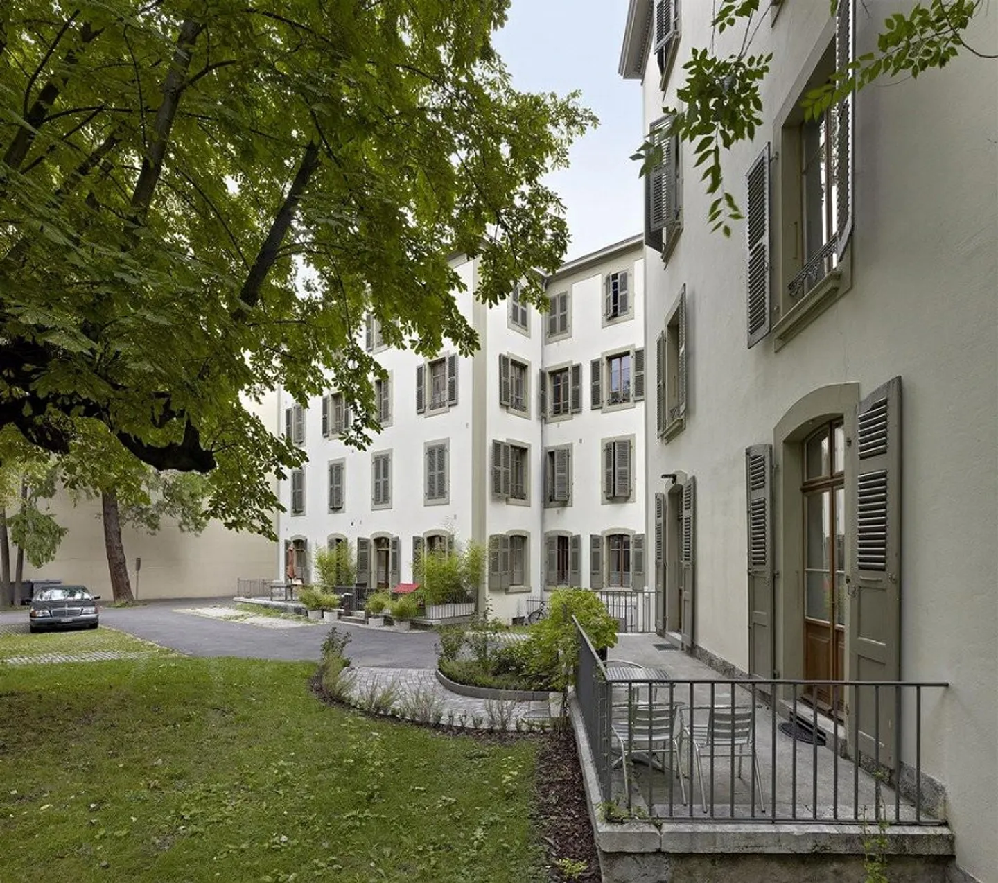 Appartement spacieux dans un cadre verdoyant - Photo 2 sur 12