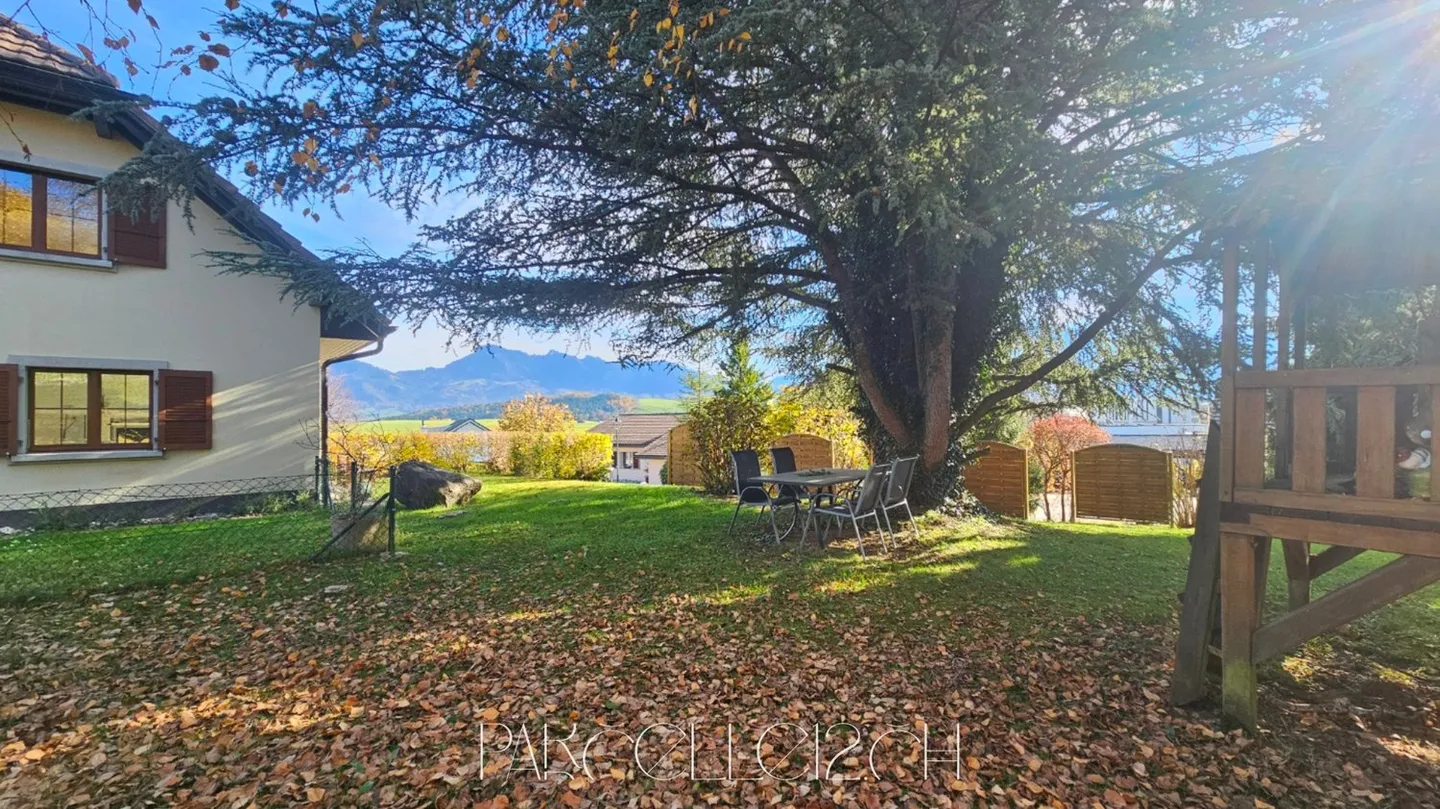 Single-family house on large plot - Photo 1 of 12