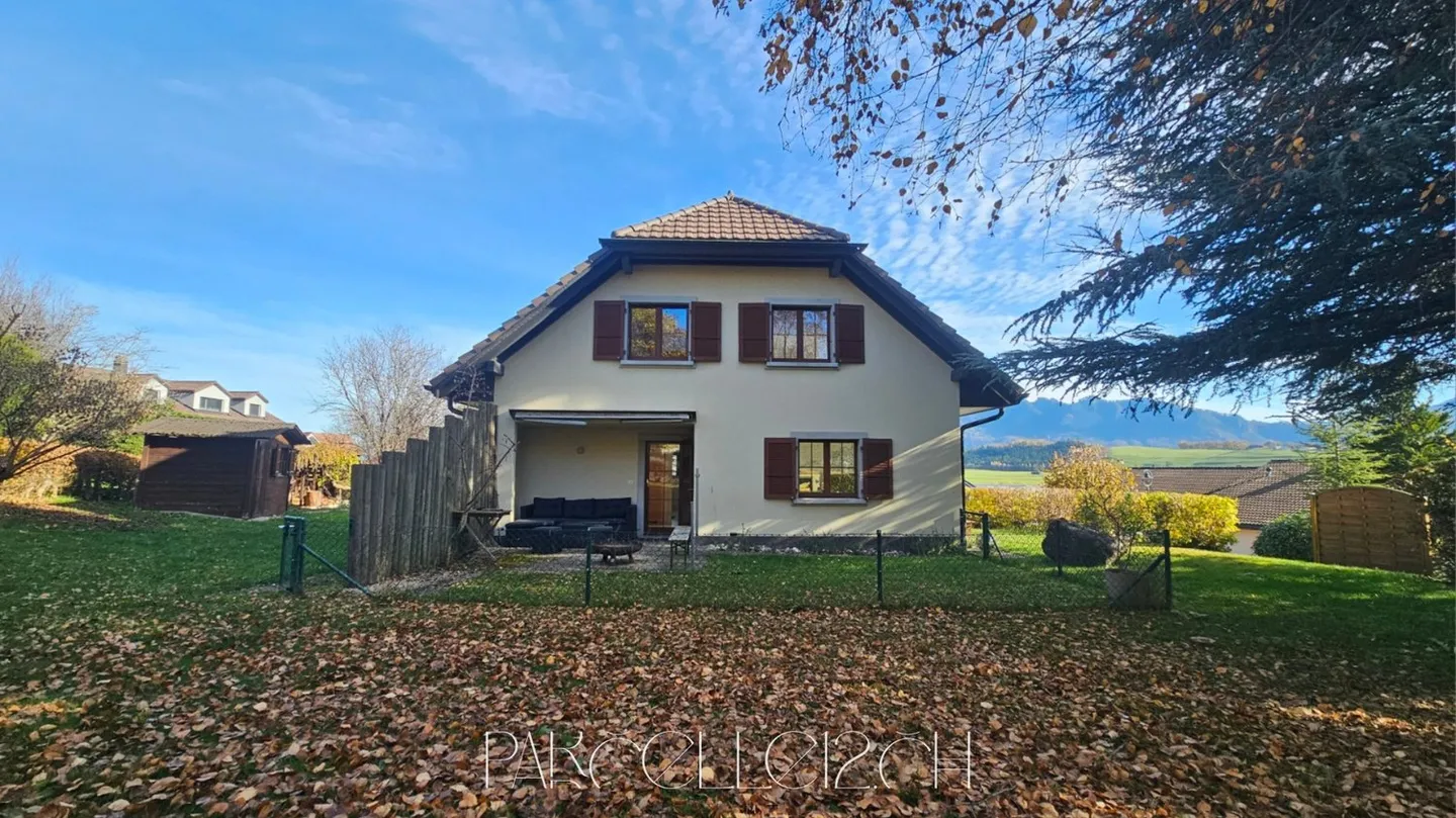 Single-family house on large plot - Photo 2 of 12