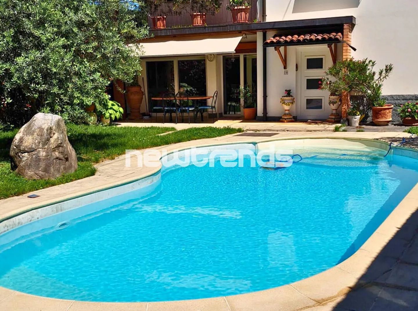 Villa con giardino privato e piscina - Foto 10 di 11