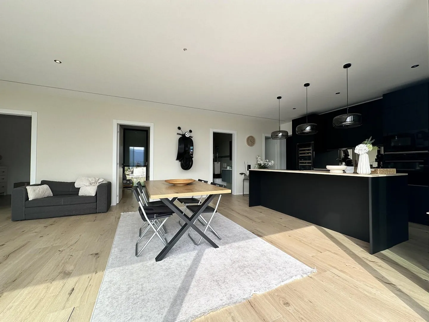 NEW AND SPACIOUS APARTMENT WITH PRIVATE LIFT AND LAKE VIEW - Photo 4 of 13