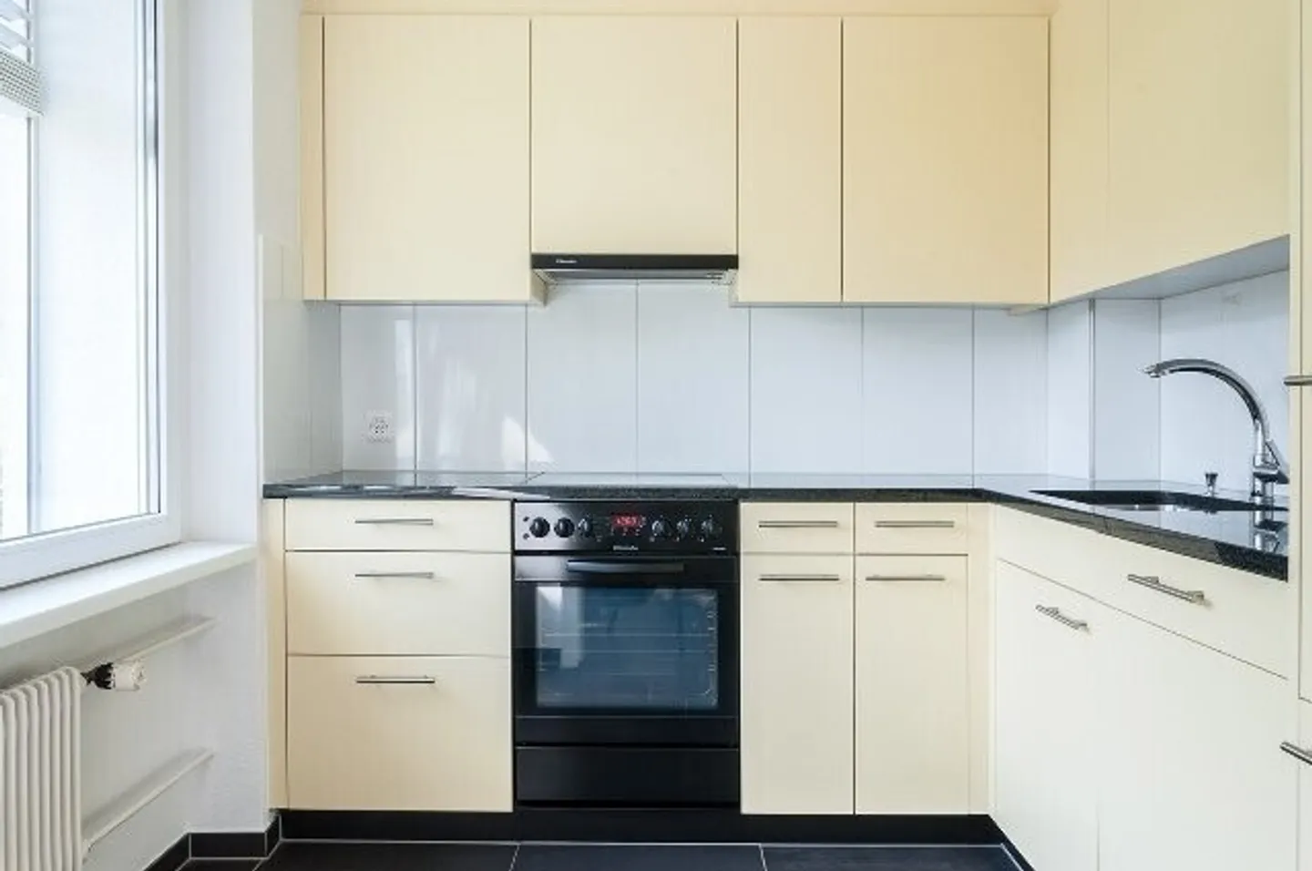 Apartment seeks single - Photo 3 of 5
