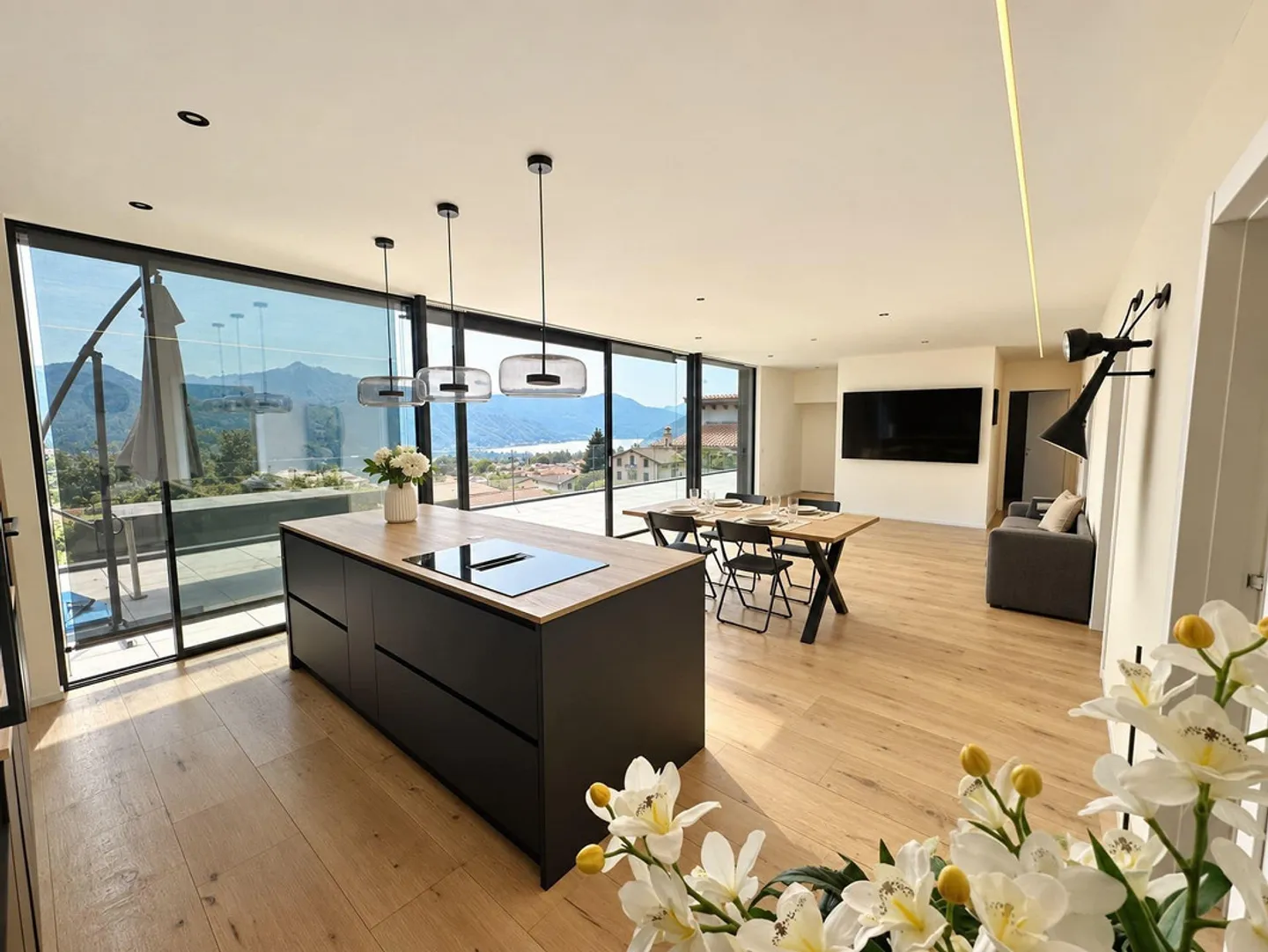 NEW AND SPACIOUS APARTMENT WITH PRIVATE LIFT AND LAKE VIEW - Photo 6 of 13