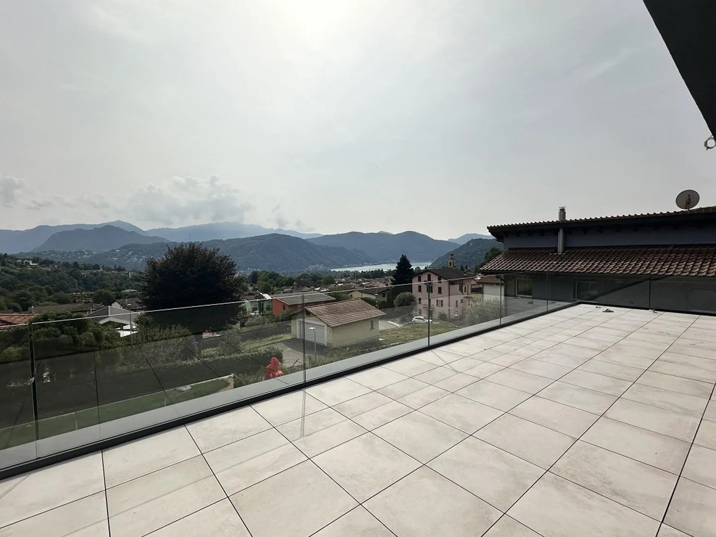 NEW AND SPACIOUS APARTMENT WITH PRIVATE LIFT AND LAKE VIEW - Photo 9 of 13