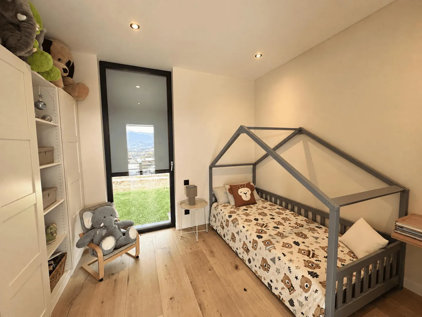 NEW AND SPACIOUS APARTMENT WITH PRIVATE LIFT AND LAKE VIEW - Photo 10 of 13