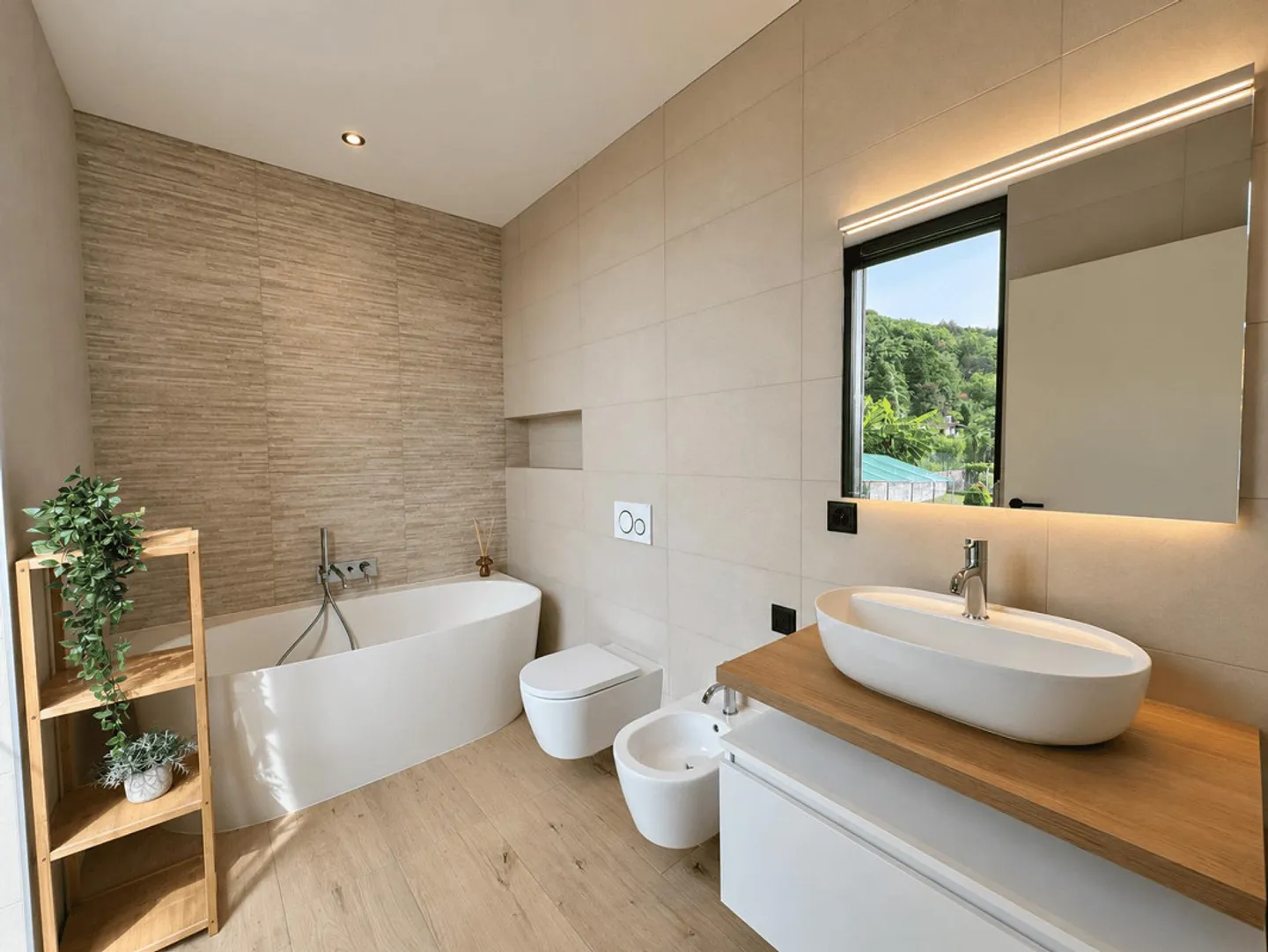NEW AND SPACIOUS APARTMENT WITH PRIVATE LIFT AND LAKE VIEW - Photo 11 of 13