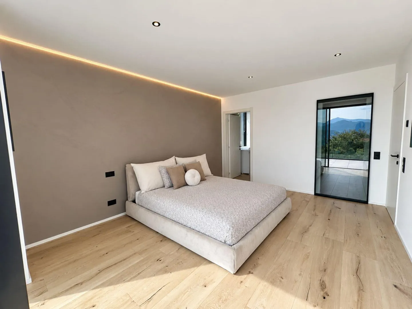 NEW AND SPACIOUS APARTMENT WITH PRIVATE LIFT AND LAKE VIEW - Photo 8 of 13