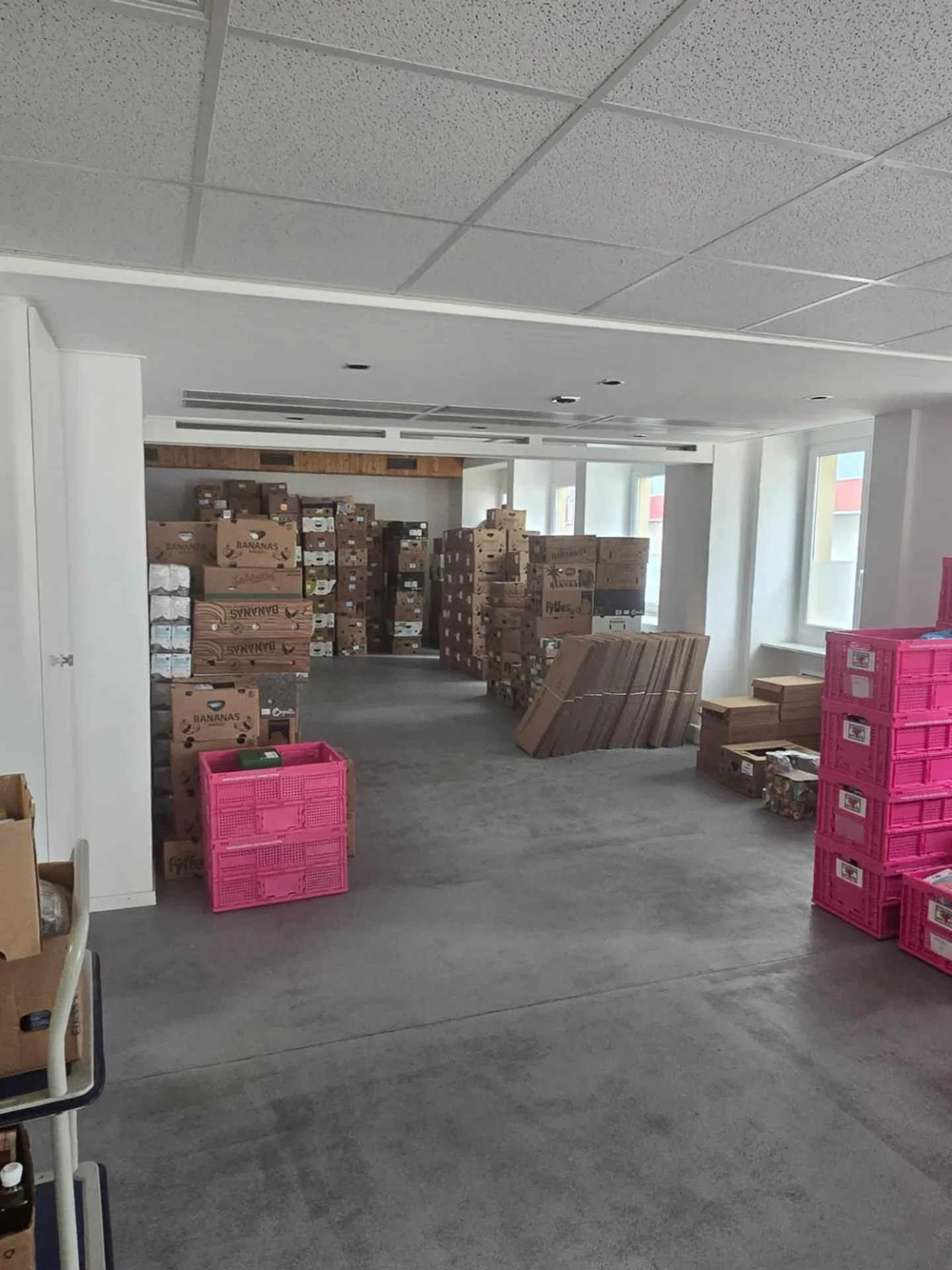 Proprietà in affitto con spazio commerciale e terreni pronti per la costruzione a Le Locle (NE) - Foto 2 di 8